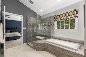 Secadora de cabello, toallas, jabón, papel de baño