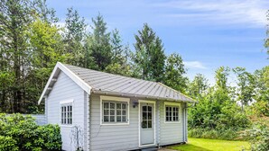 Ett litet, envåningshus med ett sadeltak, en ytterdörr och två fönster på sidan.