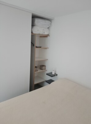 1 chambre, fer et planche à repasser