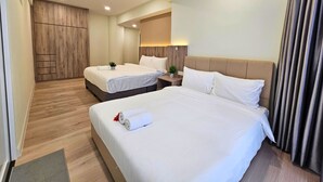 Ein Hotelzimmer mit zwei Betten, einem Holzschrank, einem Nachttisch mit Pflanze und einem großen Fenster mit Vorhängen.