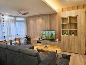 Family Apartment | Living area | Flat-screen TV - Fahrenheit88 Suite - Bukit Bintang (Kuala Lumpur)