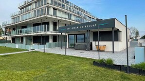 Un bâtiment moderne sur lequel on peut lire l’inscription « Lellemarine Resort ».