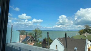 Une vue sur un lac, avec des maisons et un ciel dégagé.