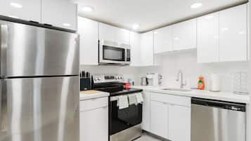 Frigorifero, microonde, forno, piano cottura