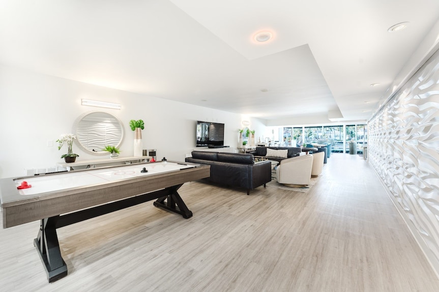 Waterfront Retreatviews, Pool, Hot Tub, Gym Walk To Beach & Boca Resort! - 보카러톤