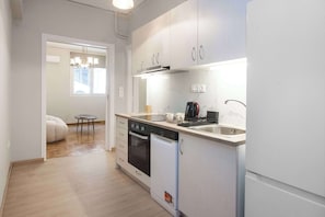 Fridge, oven, stovetop, dishwasher