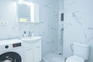 Dusche, Haartrockner, Handtücher