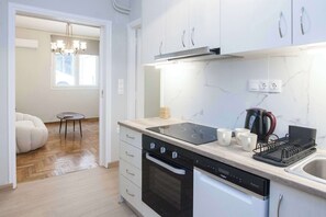 ثلاجة، فرن، موقد طهي مسطح، غسالة أطباق