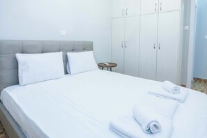 2 عدّة غرف نوم ومكواة/لوح كي وواي فاي وملاءات أسرّة