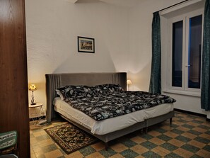 2 bedrooms, desk, iron/ironing board, free WiFi - Les Volets Bleus accommodation Close to pontoons and the Doul (Peyriac-de-Mer)