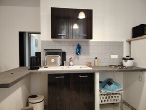 Fridge, microwave, oven, stovetop - Les Volets Bleus accommodation Close to pontoons and the Doul (Peyriac-de-Mer)