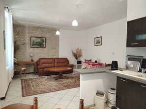 Living area - Les Volets Bleus accommodation Close to pontoons and the Doul (Peyriac-de-Mer)