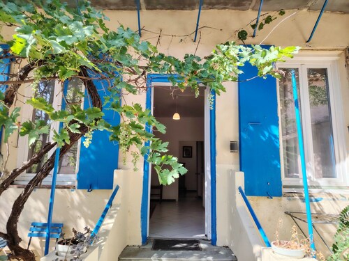 Les Volets Bleus accommodation Close to pontoons and the Doul