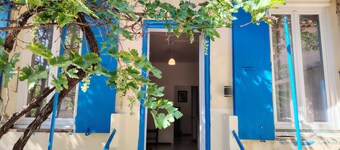 Les Volets Bleus accommodation Close to pontoons and the Doul