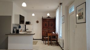 Refrigerador, microondas, horno, placa de cocina