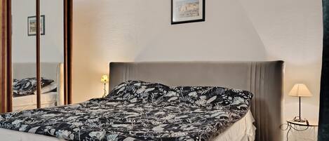 2 makuuhuonetta, työpöytä, silitysrauta/-lauta, ilmainen Wi-Fi