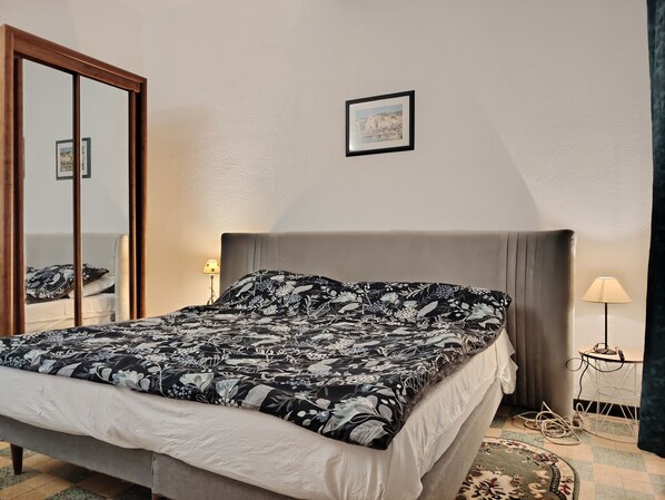 2 bedrooms, desk, iron/ironing board, free WiFi - Les Volets Bleus accommodation Close to pontoons and the Doul (Peyriac-de-Mer)