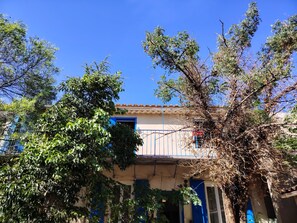 Exterior - Les Volets Bleus accommodation Close to pontoons and the Doul (Peyriac-de-Mer)