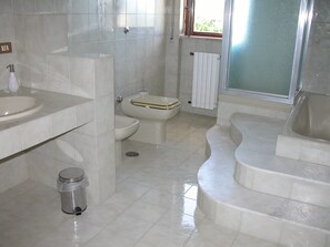 Shower, hair dryer, bidet, toilet paper - Gr. Fe-Wo in Ostuni with own parking, nearby wellness center supermarket (Ostuni)