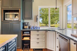 Réfrigérateur, micro-ondes, four, lave-vaisselle