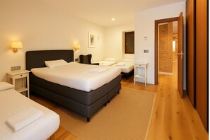 6 bedrooms, iron/ironing board, WiFi, bed sheets
