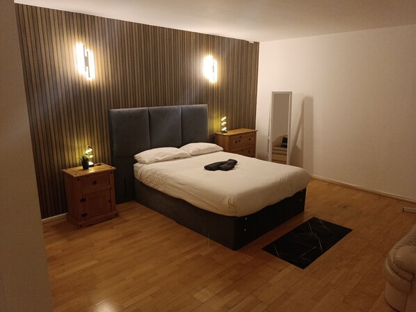 2 habitaciones, escritorio, tabla de planchar con plancha y wifi gratis