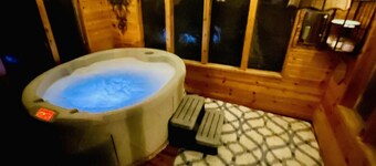 Charming 2-bedroom cabin in Saginaw with AC