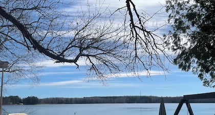 Charming 2-bedroom cabin on lake near Duluth MN with Air Conditioning