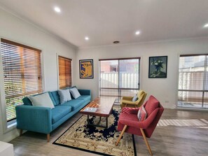 Télévision, livres, espaces bureaux