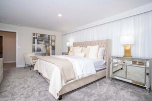 6 Schlafzimmer, Schreibtisch, Bügeleisen/Bügelbrett, Reisekinderbett