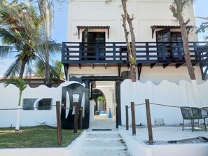 Vista frontal de la propiedad