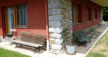 5 minutes from the lake, with direct access to the garden, ideal apartment to rest.