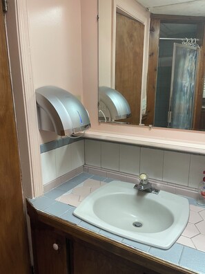 Haartrockner, Handtücher, Seife, Shampoo