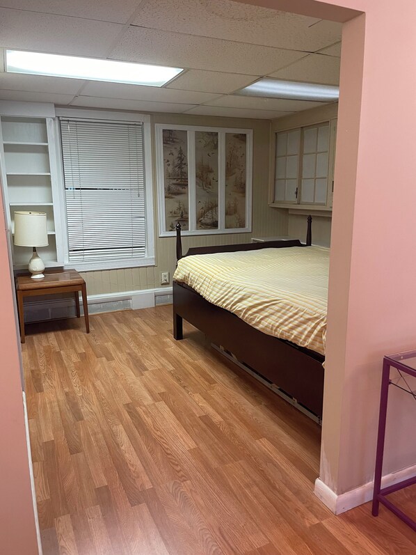 1 Schlafzimmer, Zimmersafe, Schreibtisch, Bügeleisen/Bügelbrett