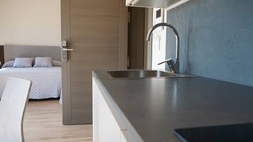 Refrigerador con freezer, microondas, placa de cocina