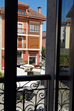 Deluxe Suite, Balcony, City View | Living area