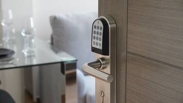 Una porta moderna amb una mirall i un teclat numèric per tancar.