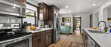 Mikrowelle, Ofen, Herdplatte, Geschirrspüler