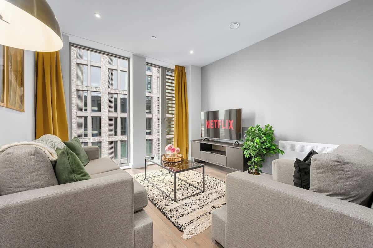 Televisión y oficina 