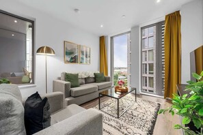 Una televisión, una oficina