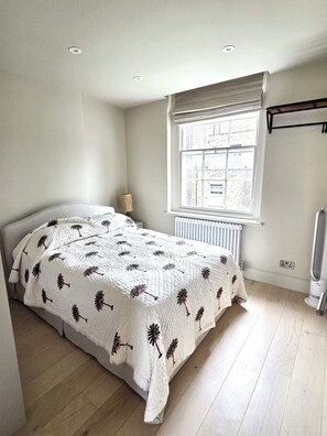 1 habitación, tabla de planchar con plancha, wifi y ropa de cama 