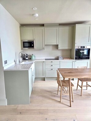 Microwave, oven, stovetop, dishwasher - Clean and stylish one bedroom flat on Portobello Road (London)