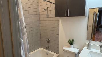 Pyyhkeet, saippua, vessapaperi