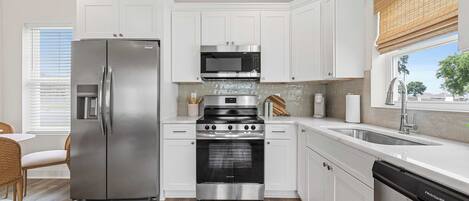 Refrigerador, microondas, horno y parrilla de estufa