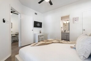 1 bedroom, desk, iron/ironing board, travel crib - 1BR Bright Domain Apt w/ Pool, Tennis & Parking (Austin)