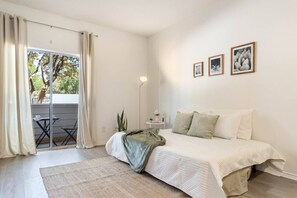 1 makuuhuone, työpöytä, silitysrauta/-lauta, vauvan matkasänky