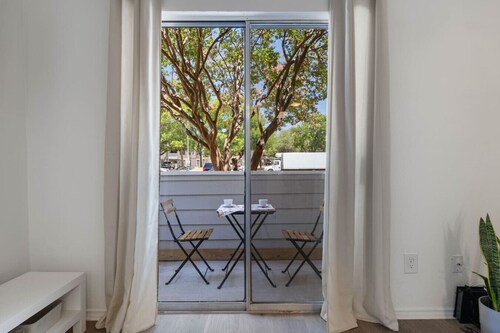 1BR Bright Domain Apt w/ Pool, Tennis & Parking