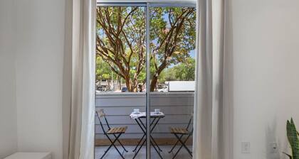 1BR Bright Domain Apt w/ Pool, Tennis & Parking