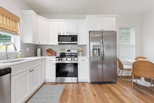 New Champion Cottage - 2BR Retreat Near Sportsplex