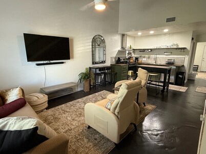 Charming 2/2 townhome in near FSU campus/stadium